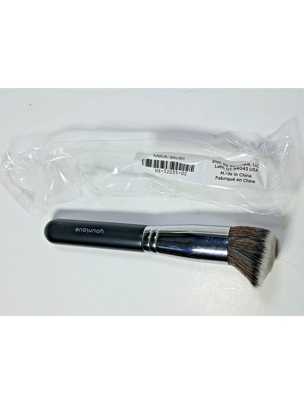 Younique Kabuki Brush Brand New in Package Makeup applicator Beauty Brush